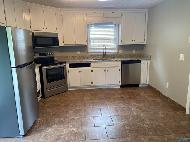 Building Photo - 208 Shadowbrook Ln NE