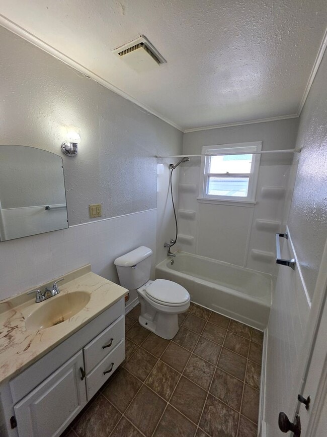 Building Photo - 1021 Dilger Ave