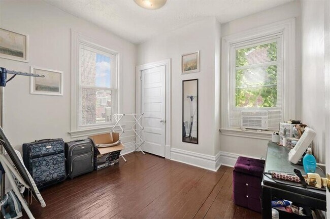 Building Photo - Beautiful 3 Bed/1 Bath in Pittsburgh's Lawrenceville Neighborhood - Prime Location!! - Available ...