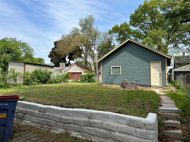 Building Photo - 1119 Alexander St SE