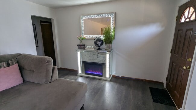 Building Photo - Welcome to this gem located in the heart o...