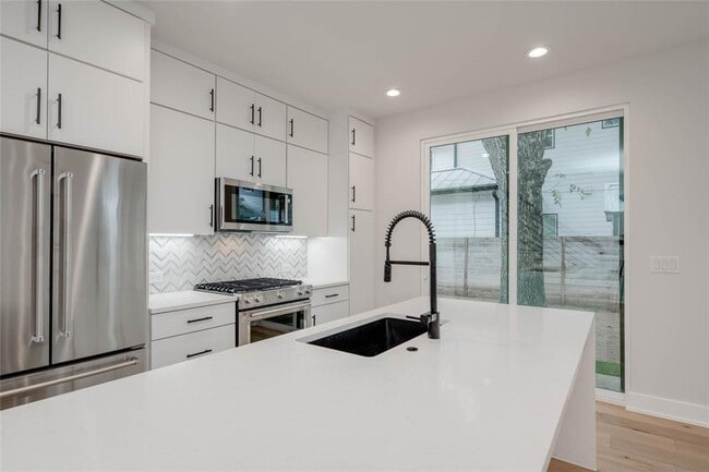 Building Photo - 1406 E 2nd St