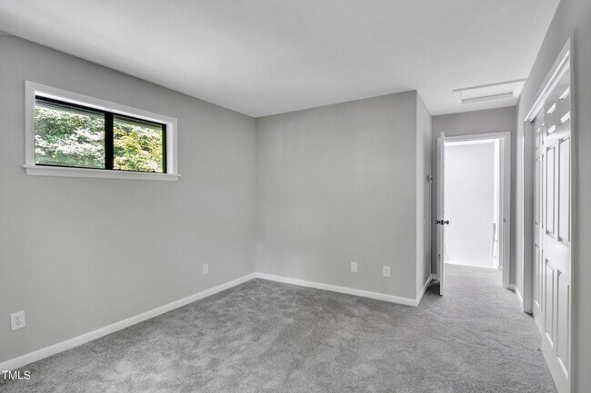 Building Photo - Spacious and Renovated 3BR Townhome in Cha...
