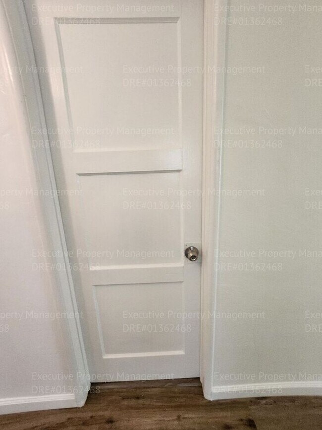 Building Photo - 4 bedroom/ 1 bathroom near schools, park, ...