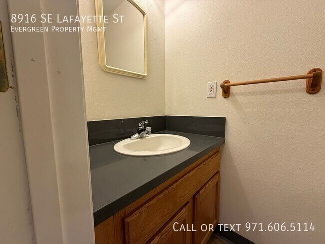 Building Photo - 8916 SE Lafayette St