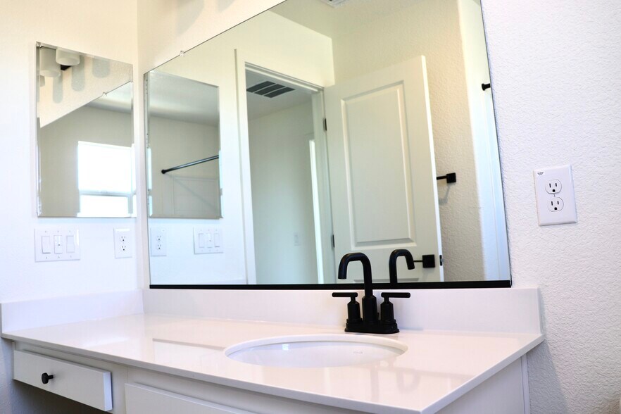 Building Photo - 1536 Minories Dr