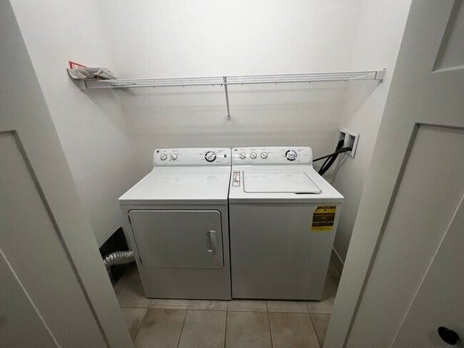 Building Photo - $2,500 | 2 Bedroom, 2.5 Bathroom Luxury Co...