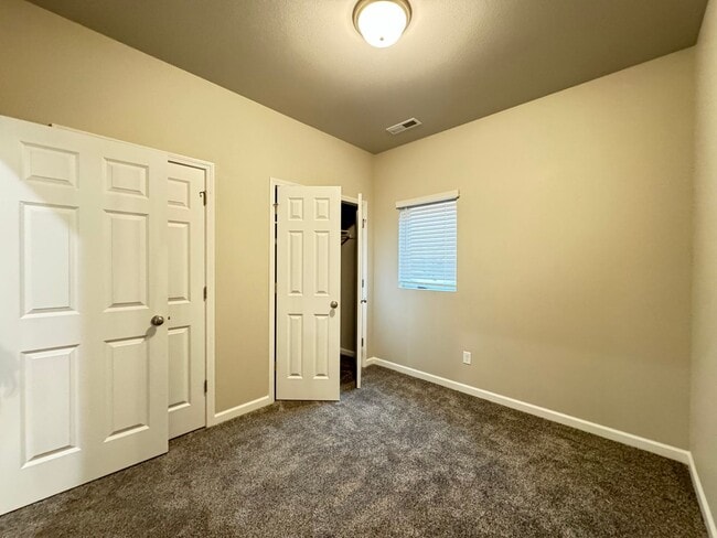 Building Photo - Townhome 2 Blocks from Legacy High School!