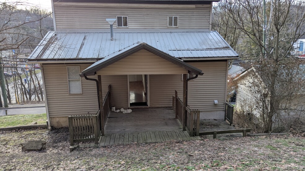 Back of building - but main entrance - 1951 Listravia Ave