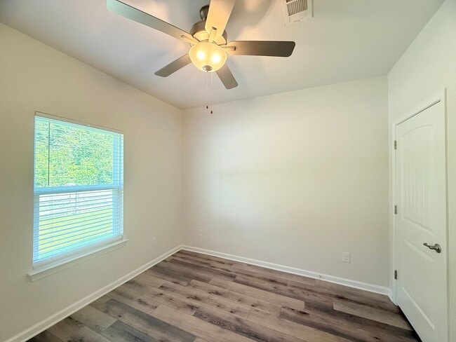 Building Photo - Charming 2 Bed/2 Bath Duplex