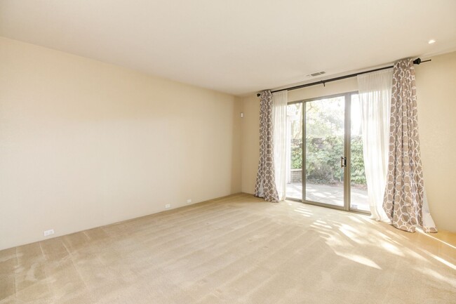 Building Photo - Gold River 2200 Sqft. 3 Bedroom, 2 Bath Ho...