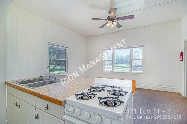 Building Photo - 121 Elm St
