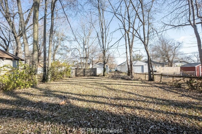 Building Photo - "Charming 2-Bed Home with Gleaming Hardwoo...