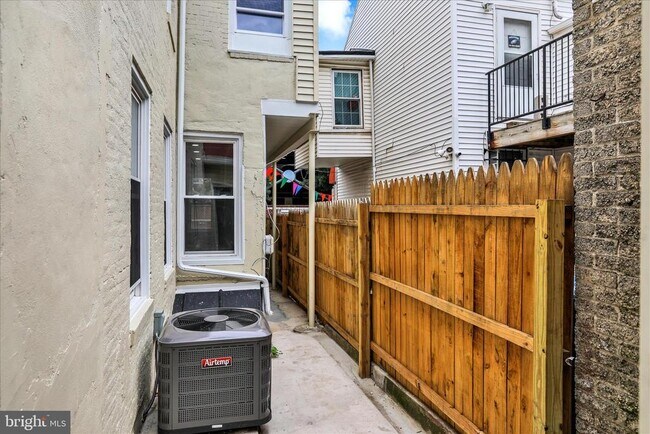 Building Photo - 734 Franklin St