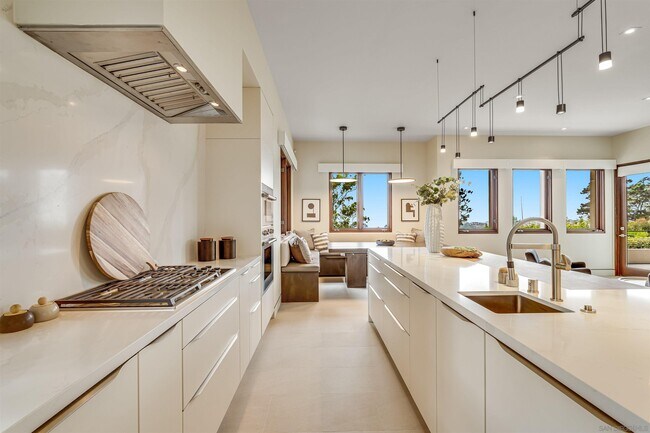Building Photo - 8070 La Jolla Scenic Dr N