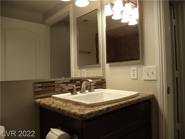Building Photo - BEAUTIFUL FIRST FLOOR CONDO IN GATED COMMU...