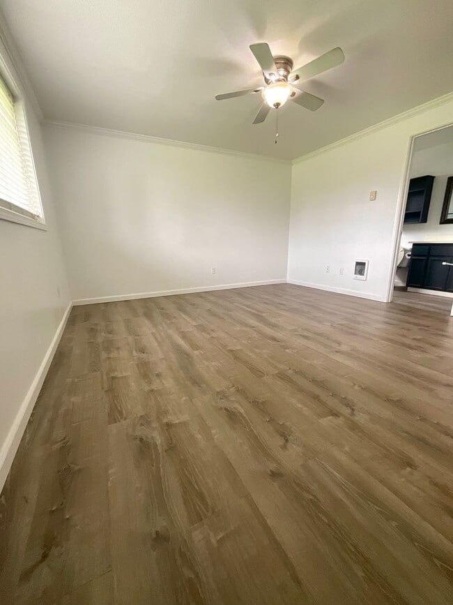 Building Photo - Charming 3 Bedroom Rambler! ~Close to Elementary School~