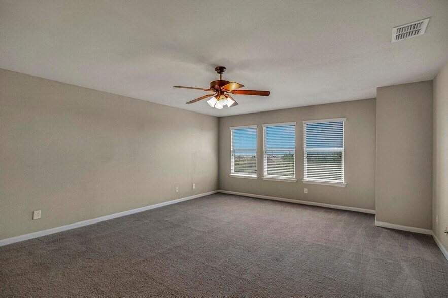 Building Photo - 606 Buckle Ct