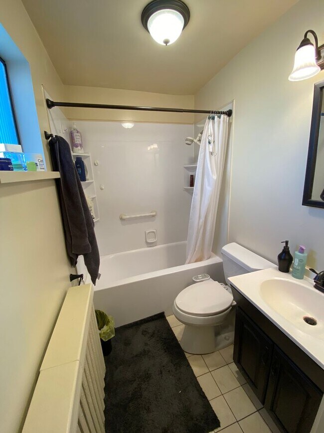 Building Photo - Charming 5 Bed 2 Bath House in Carnegie!