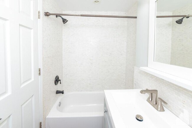 Building Photo - 1 bedroom in Chicago IL 60657