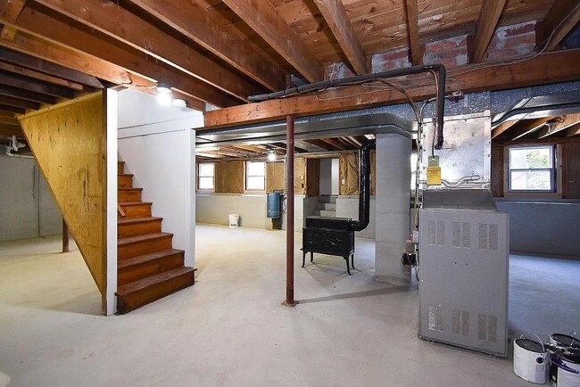 Building Photo - 201 Crompton Rd