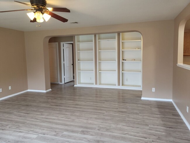 Building Photo - Well Maintained Corner Lot Property Ready ...