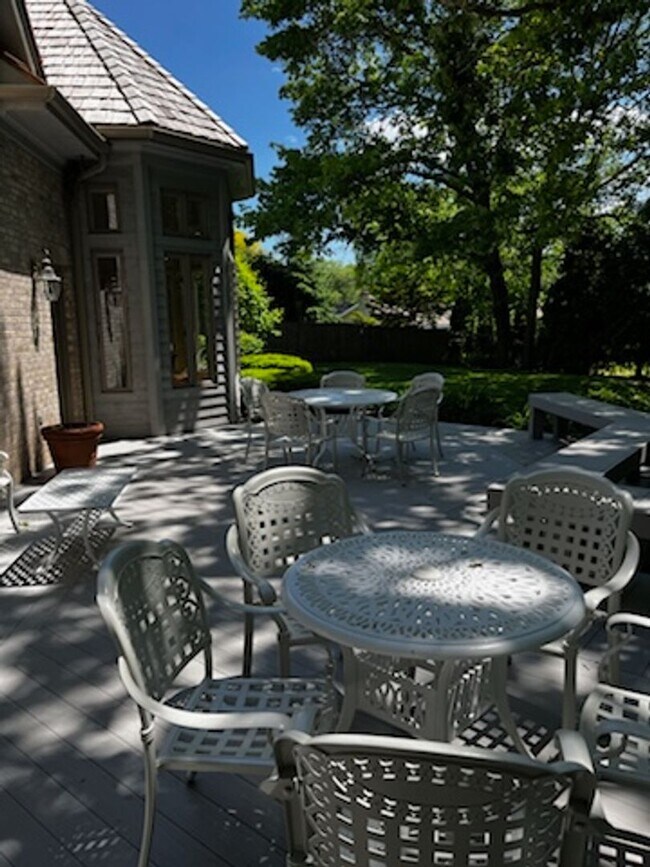 Building Photo - Stunning Custom Built Home with ALL Utilit...
