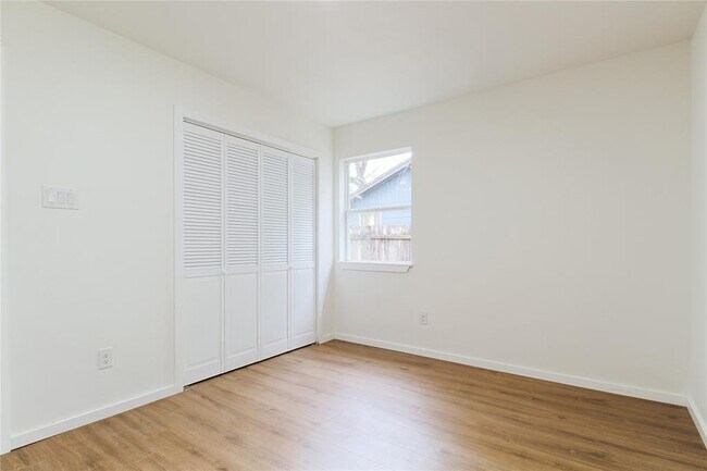 Building Photo - 305 Rowland Dr