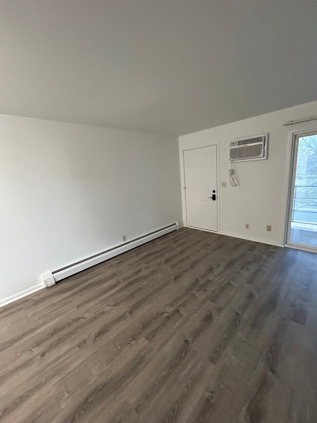 Building Photo - 1002 Main St