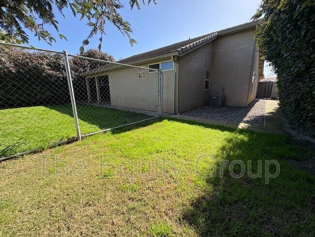 Building Photo - 1422 E Mesa Ct