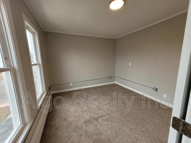 Building Photo - 133 Winifred St W
