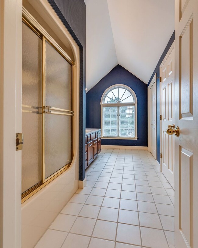 Building Photo - Experience lakefront living at its finest in the heart of East TN