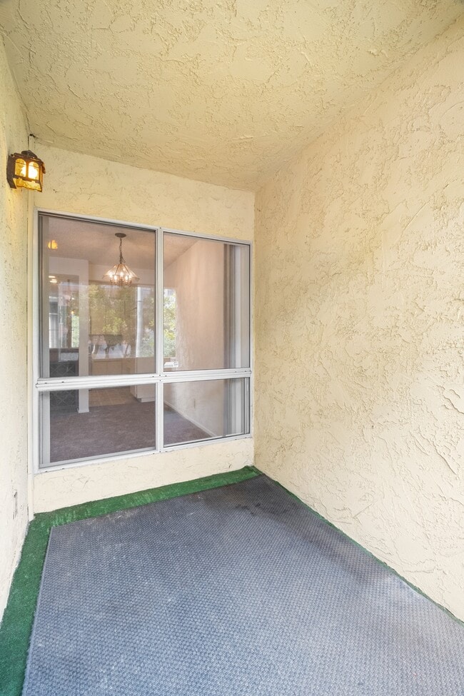 Building Photo - 5600 Kensington Way