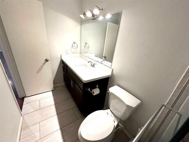 Building Photo - 2750 Holly Hall St