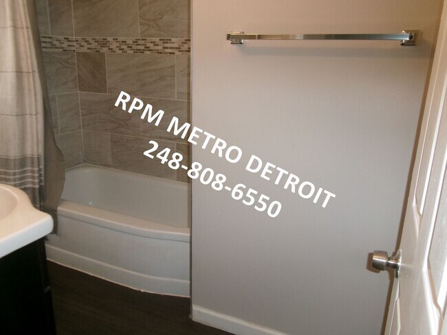 Building Photo - UPDATED COLONIAL HOME IN DETROIT