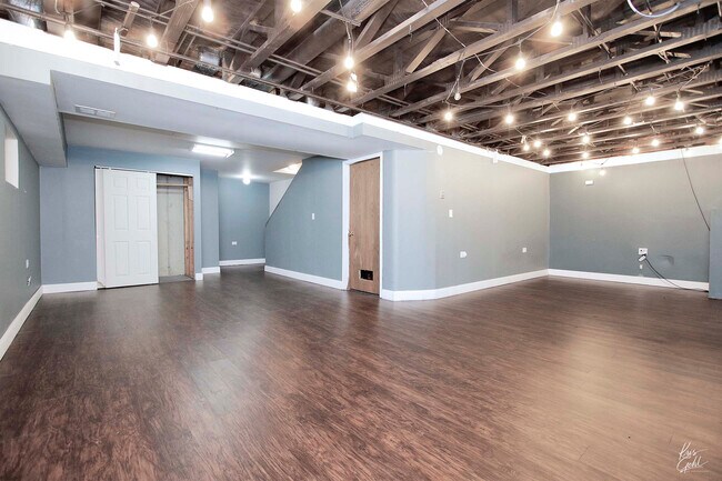 Building Photo - 9 W Dahlia Ln