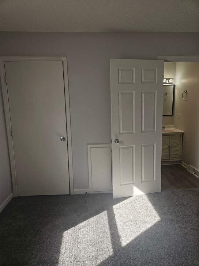 Building Photo - Green Valley Apartments