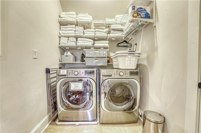 Building Photo - 997 Blue Ridge Ave NE