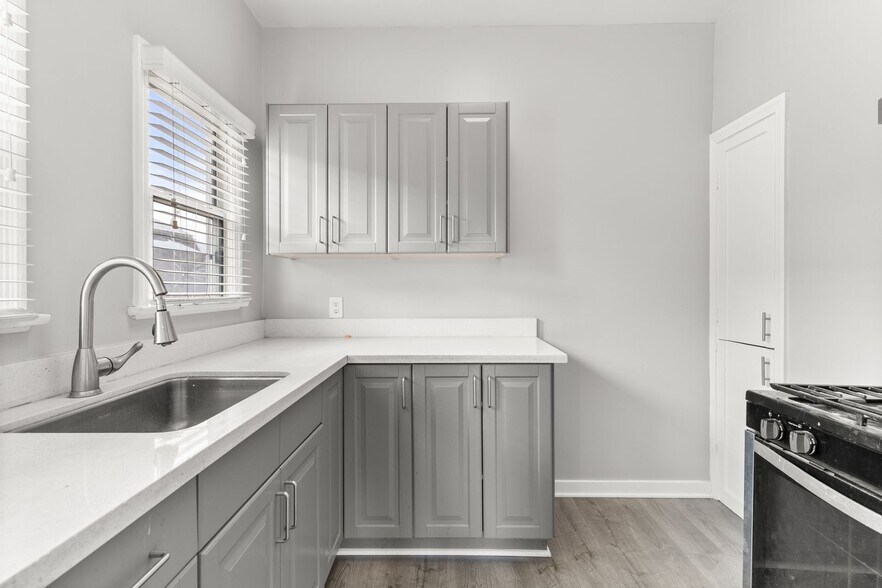 Building Photo - 1115 E Broadway