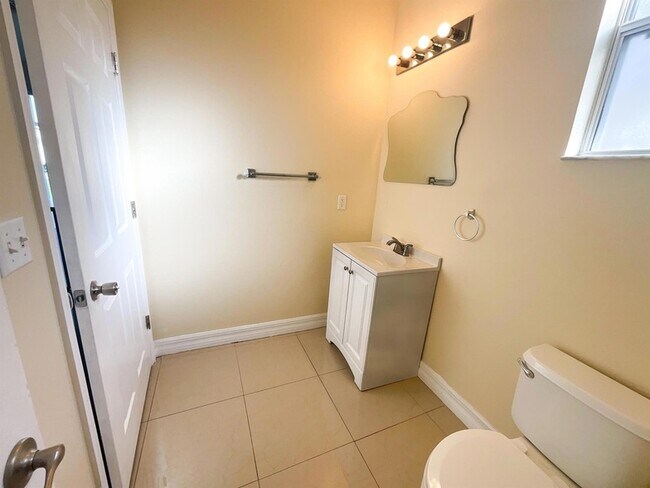 Building Photo - 611 1st Cape Coral Dr