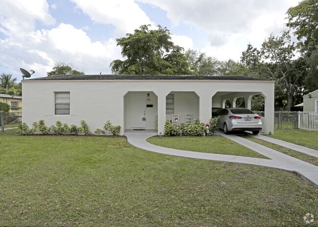 Building Photo - 930 NE 141st St