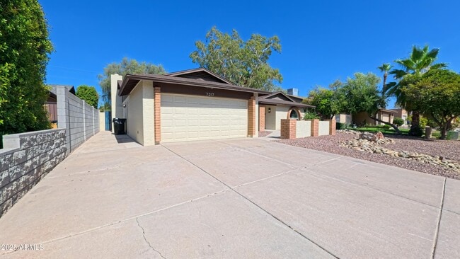 Building Photo - 7317 S Palm Dr