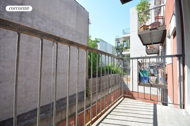 Building Photo - 98 Troy Ave