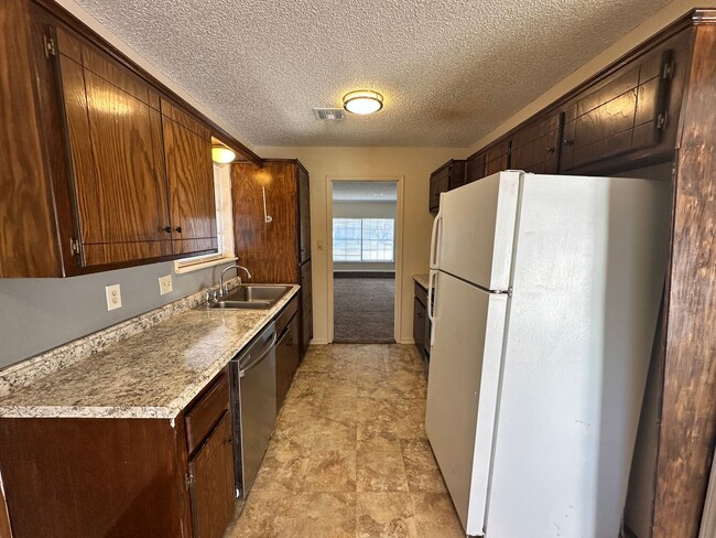 Building Photo - 3-bed 1.5-bath Rental Home Available in No...