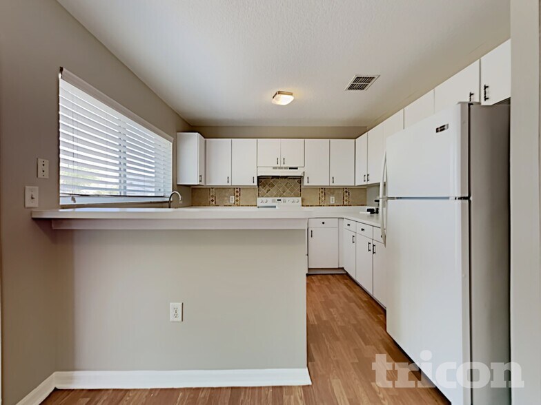 Building Photo - 10211 Summerview Cir