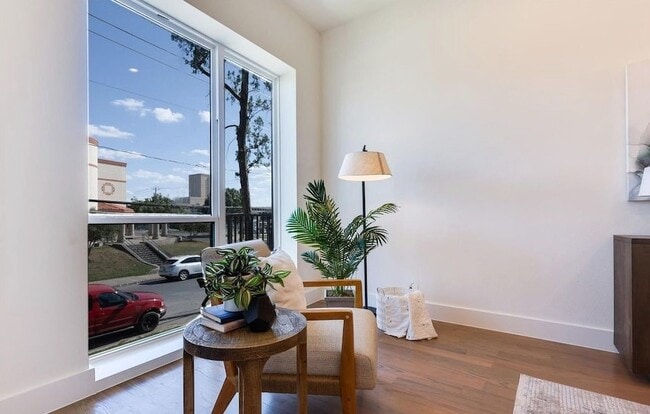 Building Photo - 1902 N Carroll Ave