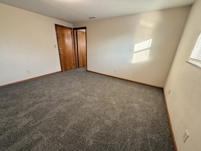 Building Photo - 4760 Holiday Dr
