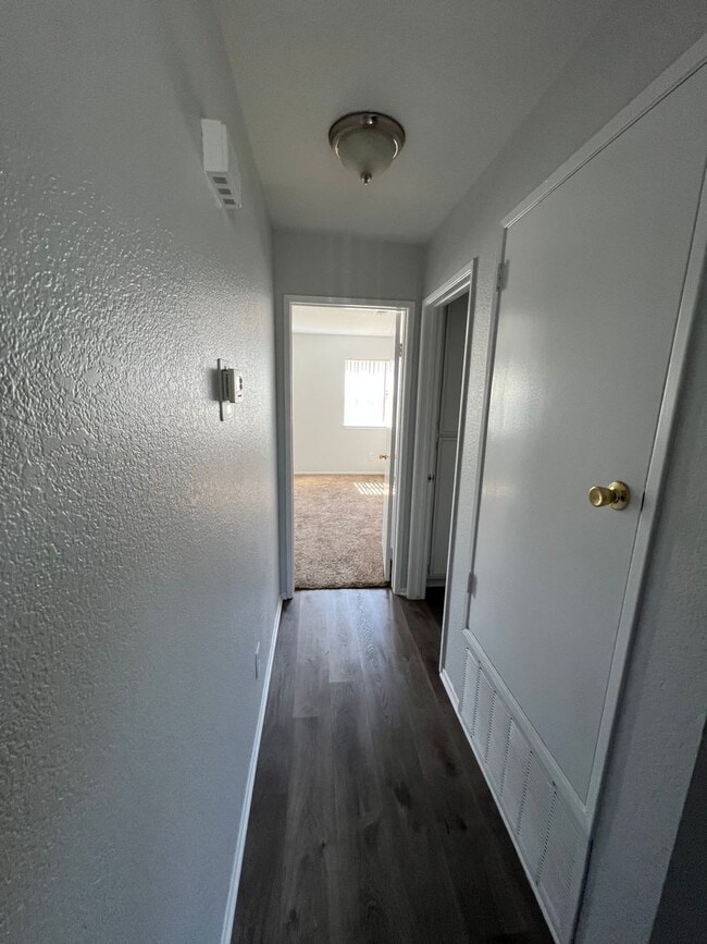 Building Photo - ONTARIO, single family home. Large fenced yard