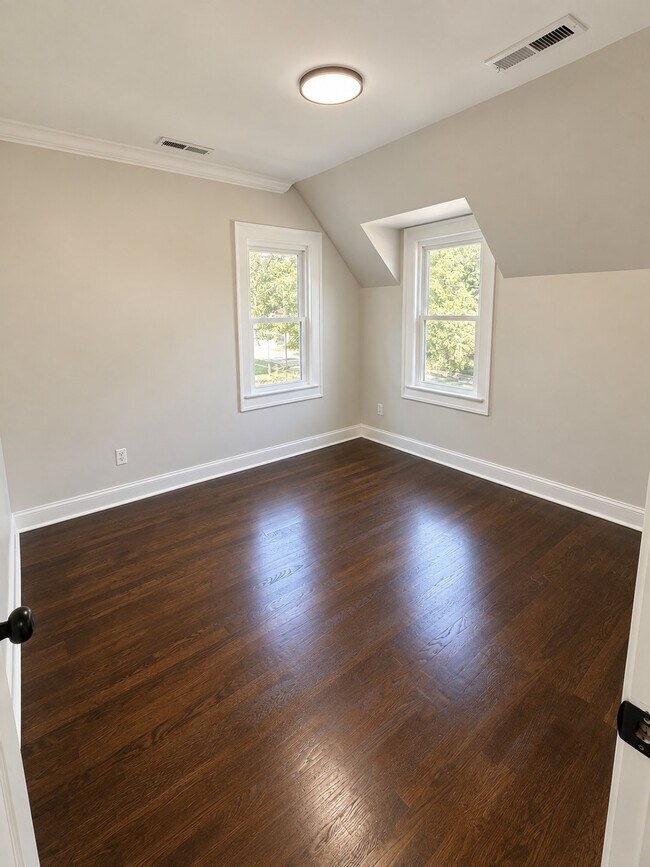 Building Photo - 236 Pinewood Ave