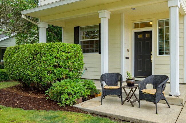 Building Photo - Large 3 Bed, 2.5 Bath Home in McMinnville-...